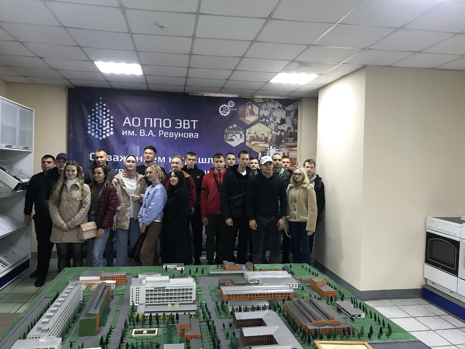 Студенты выпускного курса каф. «Сварочное, литейное производство и материаловедение» под руководством доцента каф. «Контроль и испытания материалов» Батрашова В.М. посетили с экскурсией Пензенское предприятие ООО «СВАР».